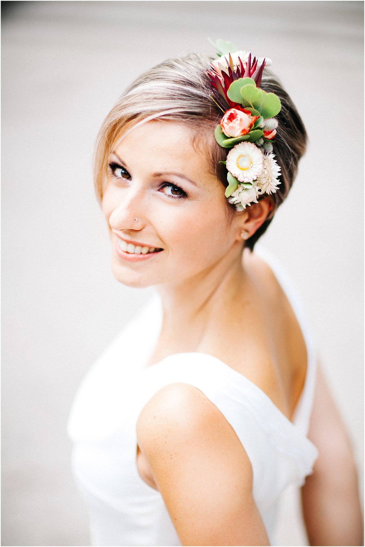 Blumen im Haar Hochzeit scaled