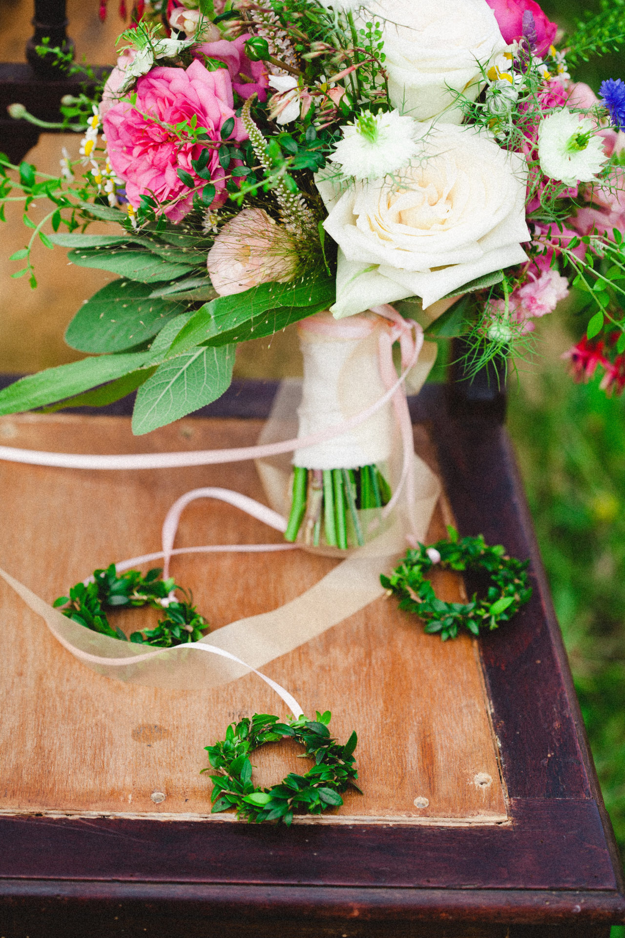 Brautstrauß florale Armbaender scaled
