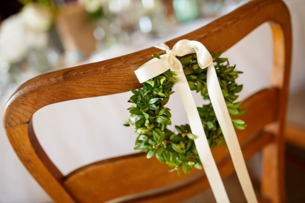 Brautstuhl Blumenkranz Kraene für Bestuhlung