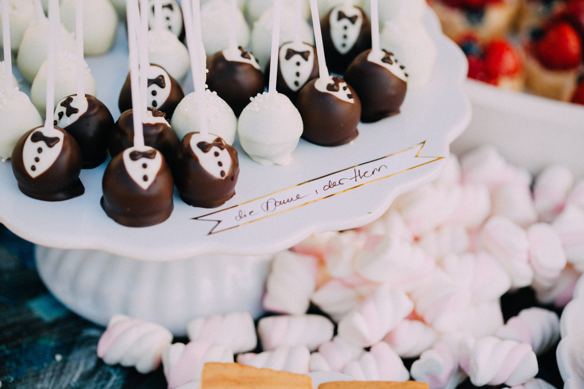 Bride and Groom Cake Pops Kuchen am Stiel 2 scaled