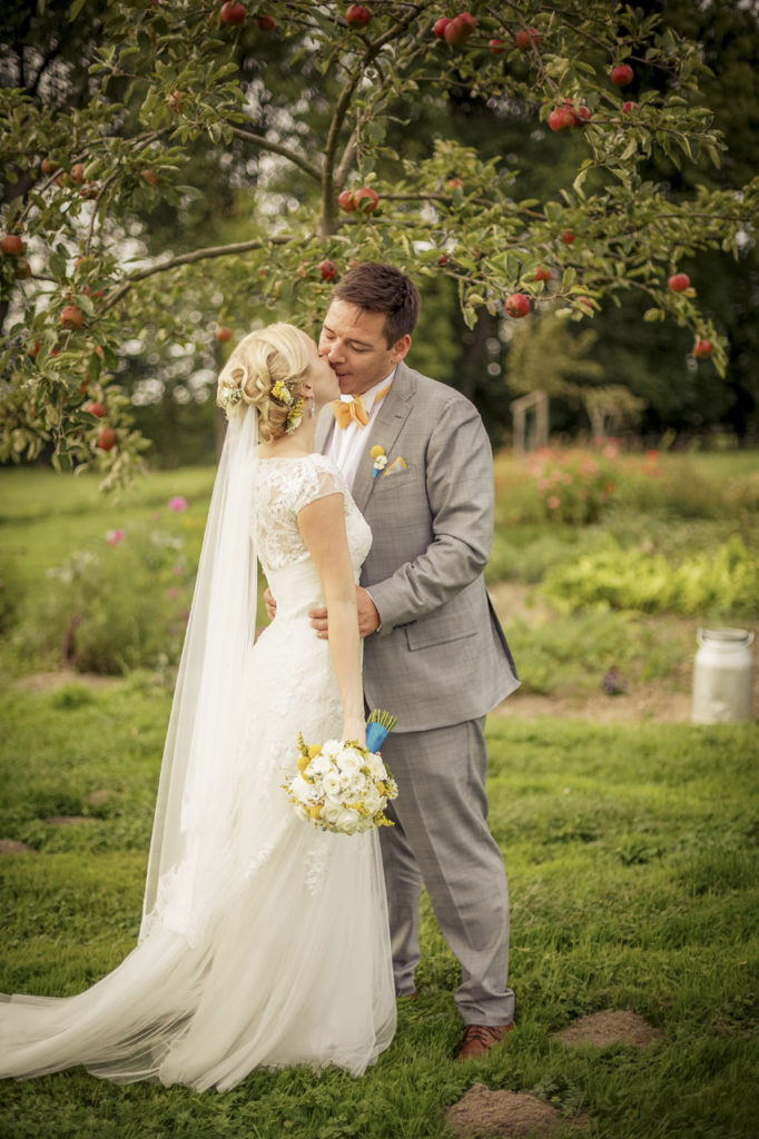 Hochzeitspaar im grünen Couple Shooting Paerchenfotografie Wiese