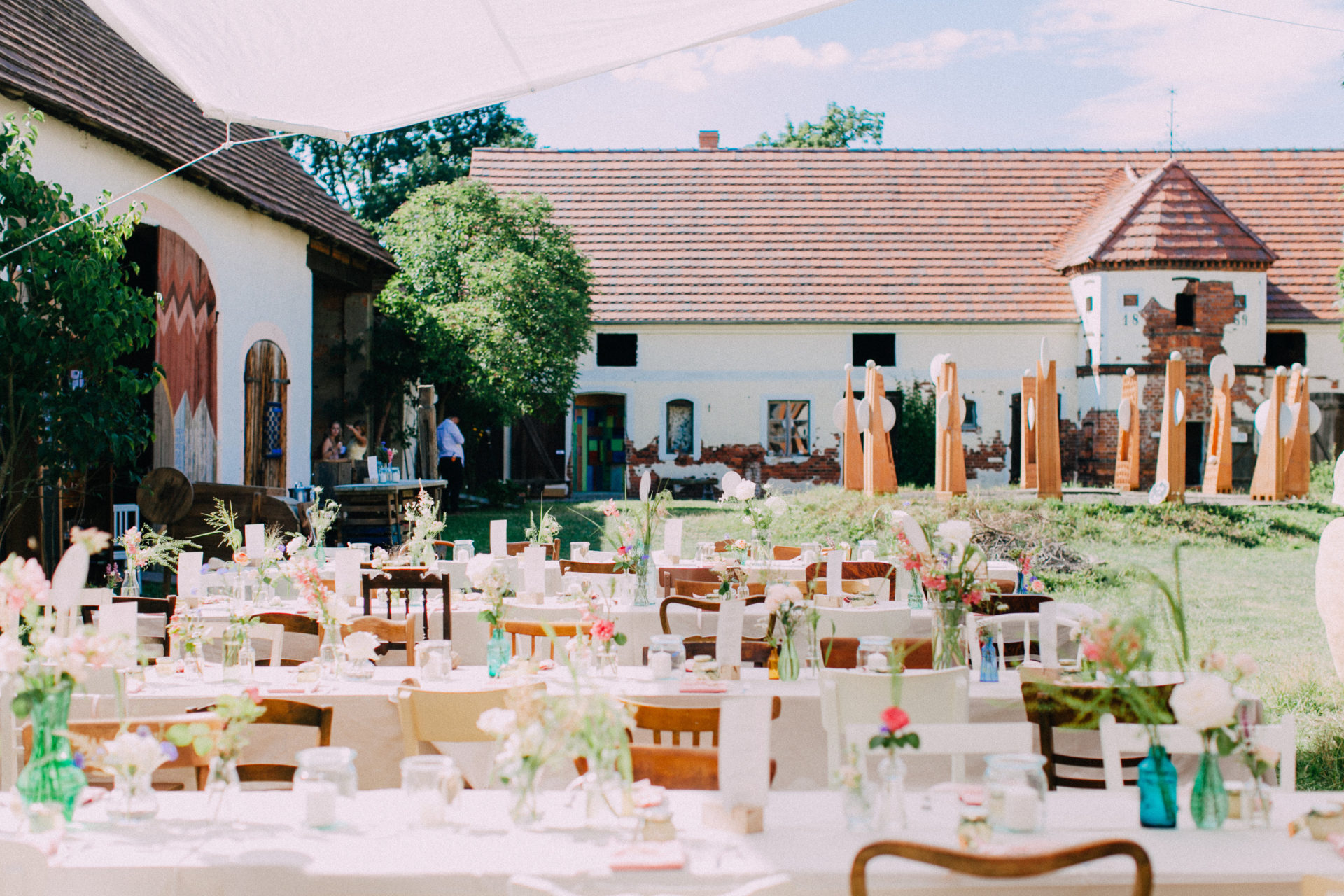 Landhochzeit Kaffeetrinken unter freiem Himmel scaled