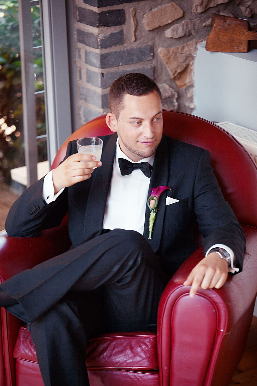 heiraten mit Stil Motto roter Sessel Braeutigam