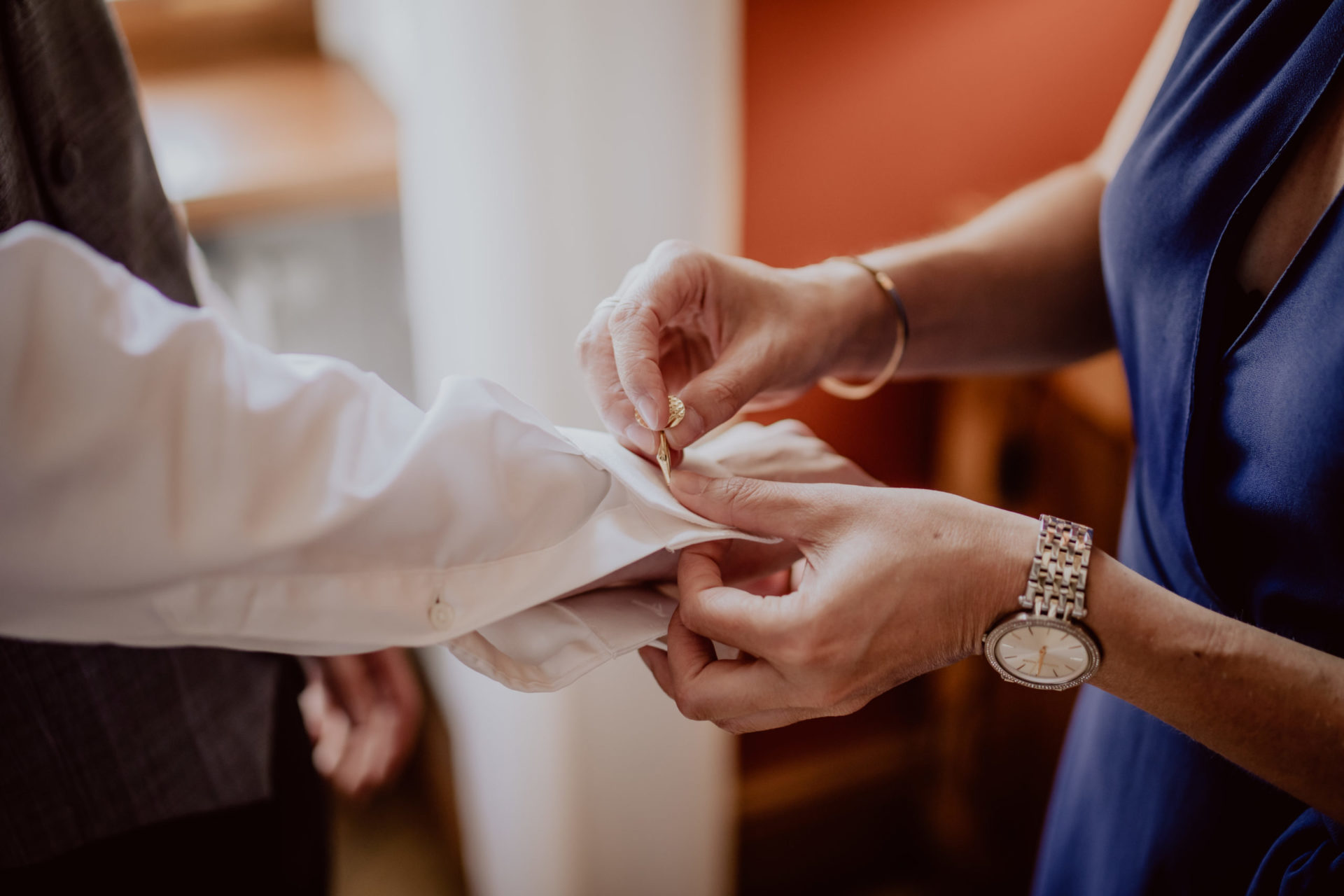 Braeutigam gettingready Hochzeitsplaner am Werk scaled