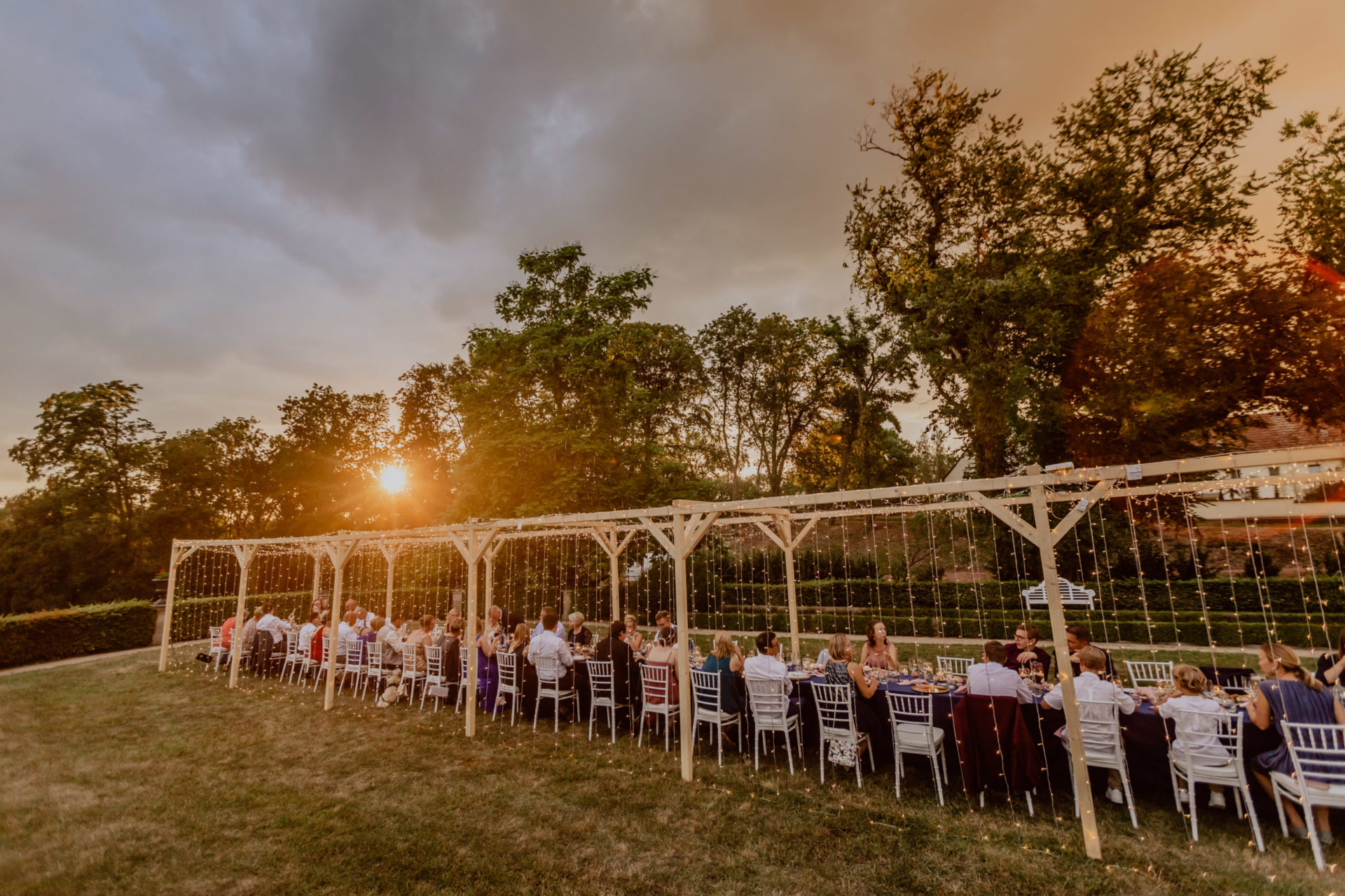 Dinnersetting TRaumhochzeit in Drersden Lichterttunnel DIY scaled