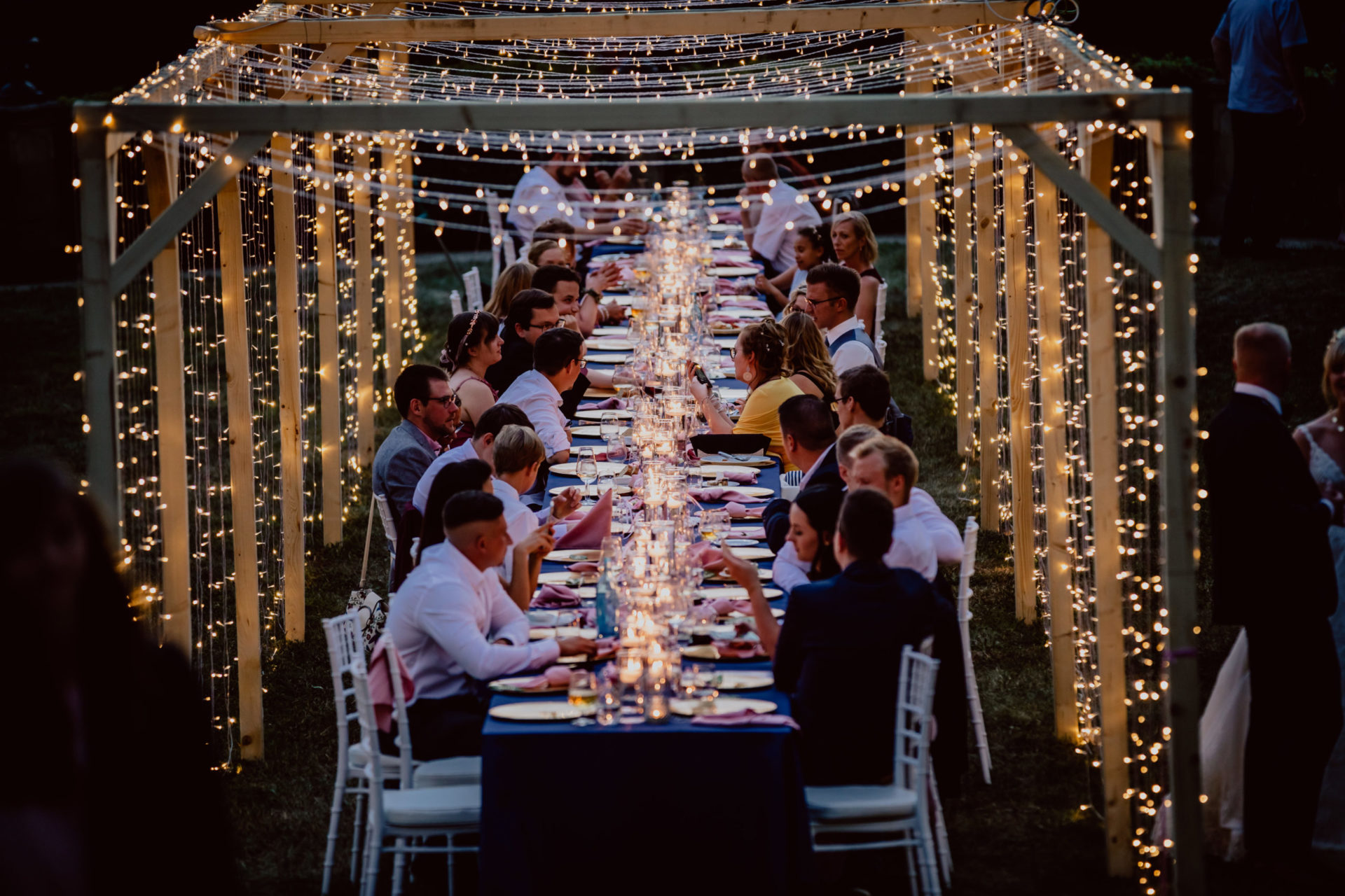 Hochzeitsdinner im freien Deutschland Sachsen Traumsetting scaled