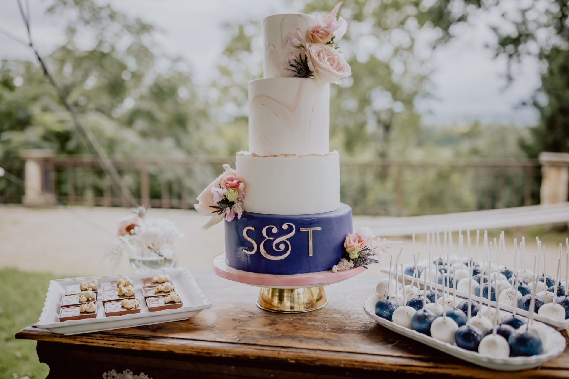 Hochzeitstorte blau rosa Dresden scaled